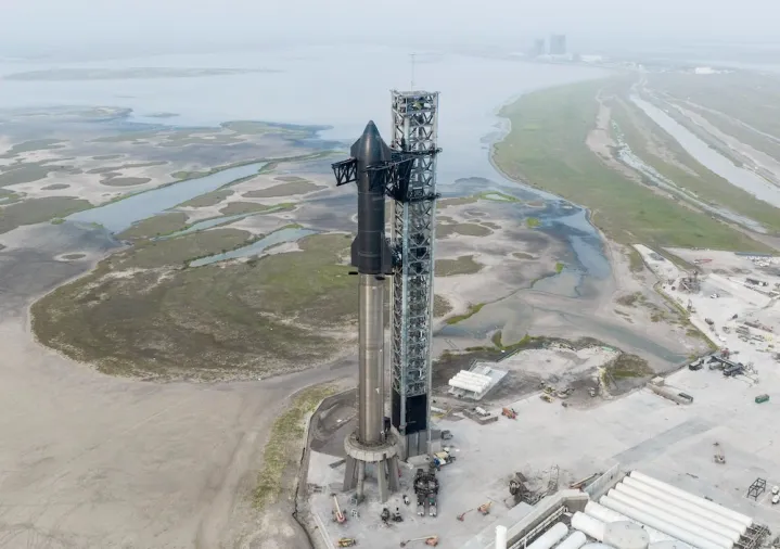 El cohete Starship de SpaceX en la plataforma en Boca Chica, Texas.