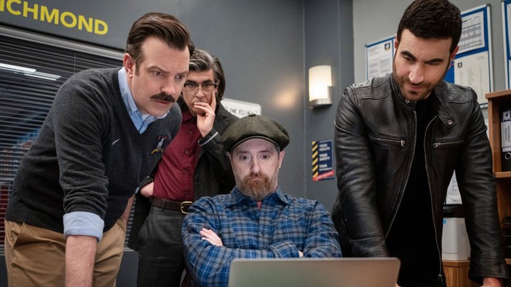 Cuatro hombres miran una computadora en la temporada 3 de Ted Lasso.