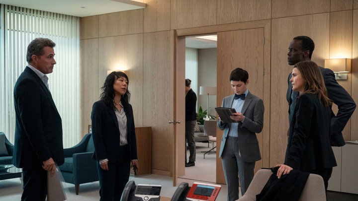 Netflix'teki The Diplomat'tan bir sahnede bir grup yetkili bir ofiste konuşurken konuşuyor.