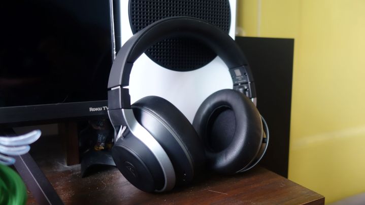 A Turtle Beach Stealth Pro headset based on the Xbox Series S.