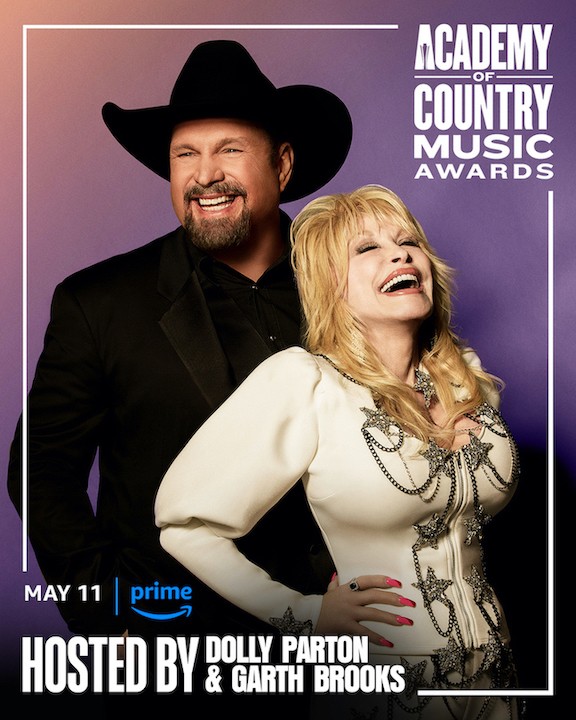 Dolly Parton e Garth Brooks riem em uma promoção para os prêmios ACM de 2023.