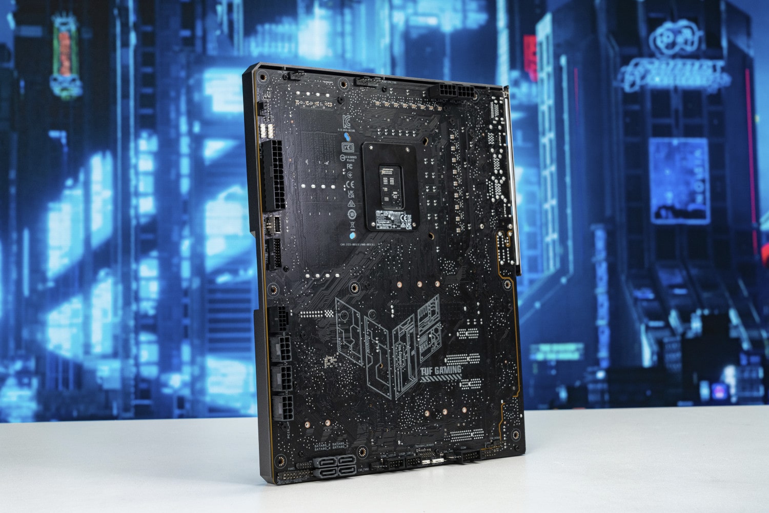 Uma placa-mãe Asus TUF Gaming Z790 BTF com conectores ocultos, mostrada na parte traseira.