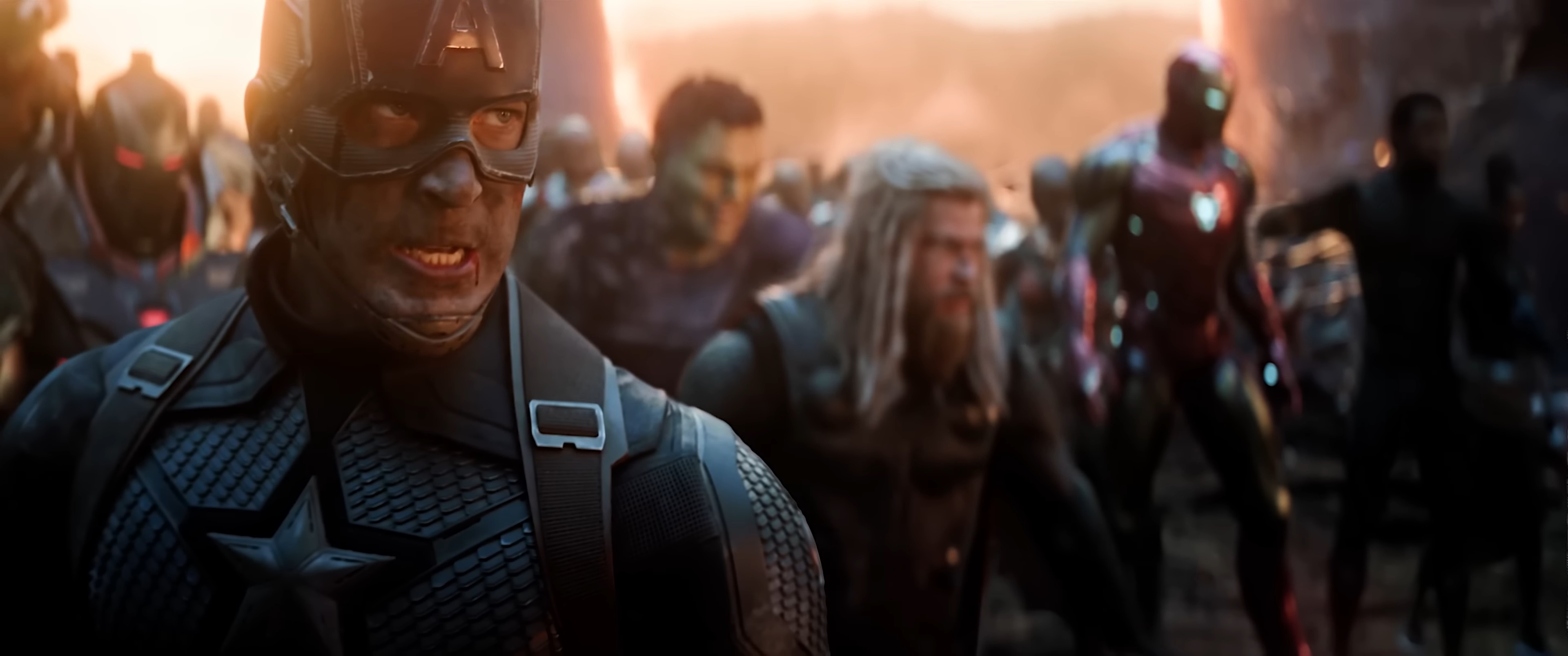 Capitão América ao lado de Hulk, Thor, Homem de Ferro, Pantera Negra e companhia.  em "Vingadores: Ultimato".