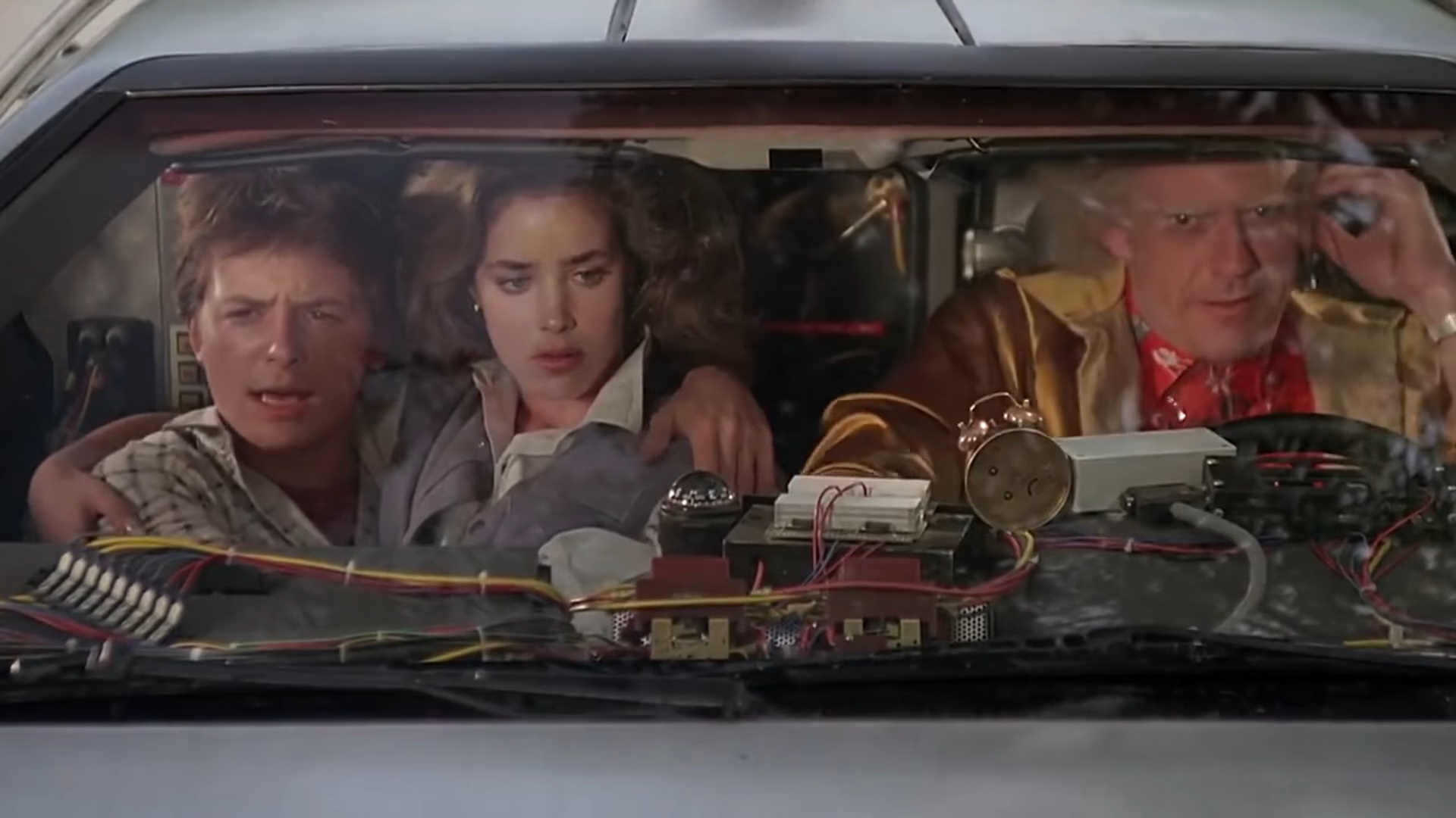 Marty, Jennifer e Doc Brown no Delorean em "De Volta para o Futuro".