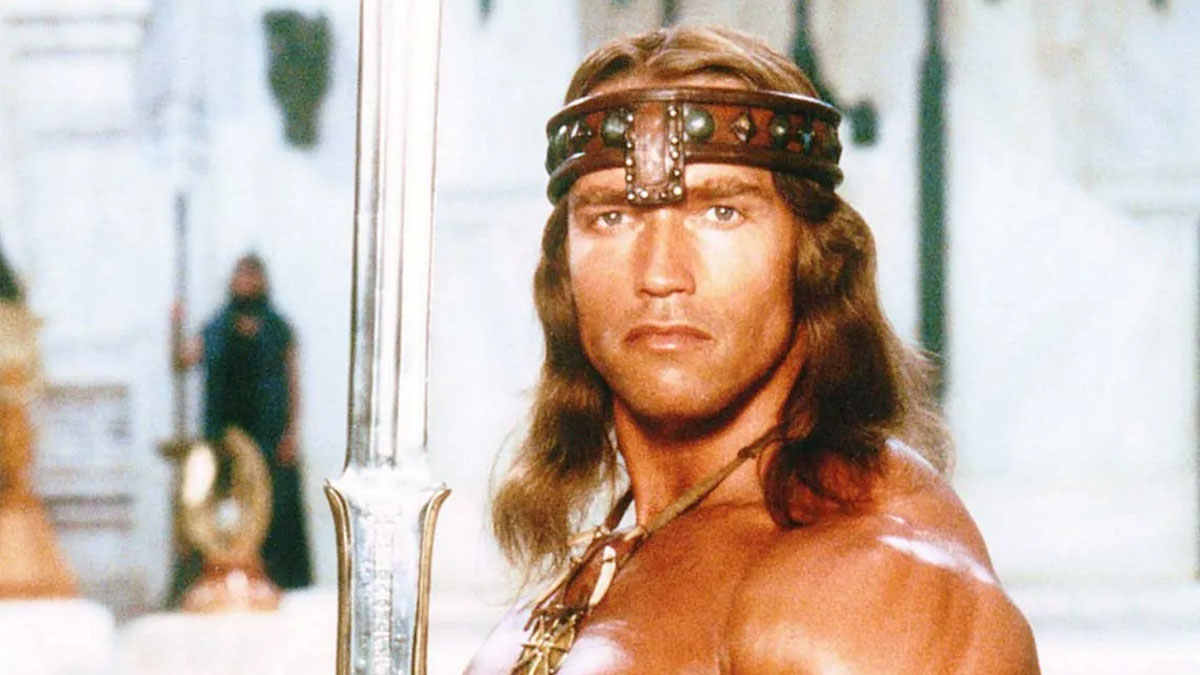 Arnold Schwarzenegger como Conan, o Bárbaro.