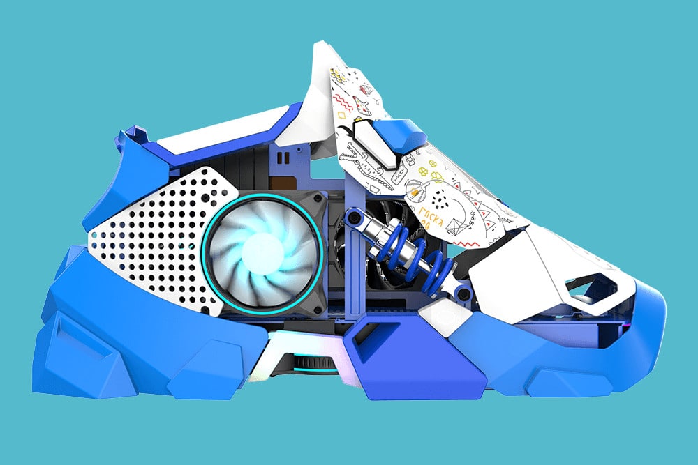 Пользовательский ПК Cooler Master Sneaker X, компьютер в форме кроссовок, показан здесь в синем и белом цветах.