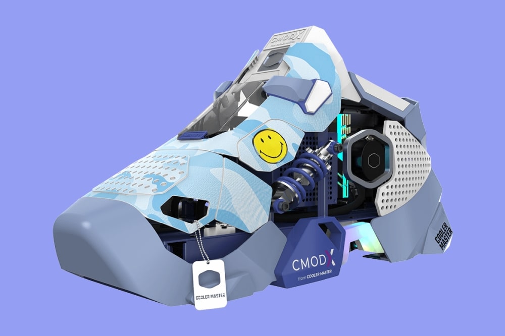 Cooler Master's Sneaker X PC سفارشی، کامپیوتری به شکل یک کفش ورزشی، که در اینجا به رنگ آبی و سفید نشان داده شده است.