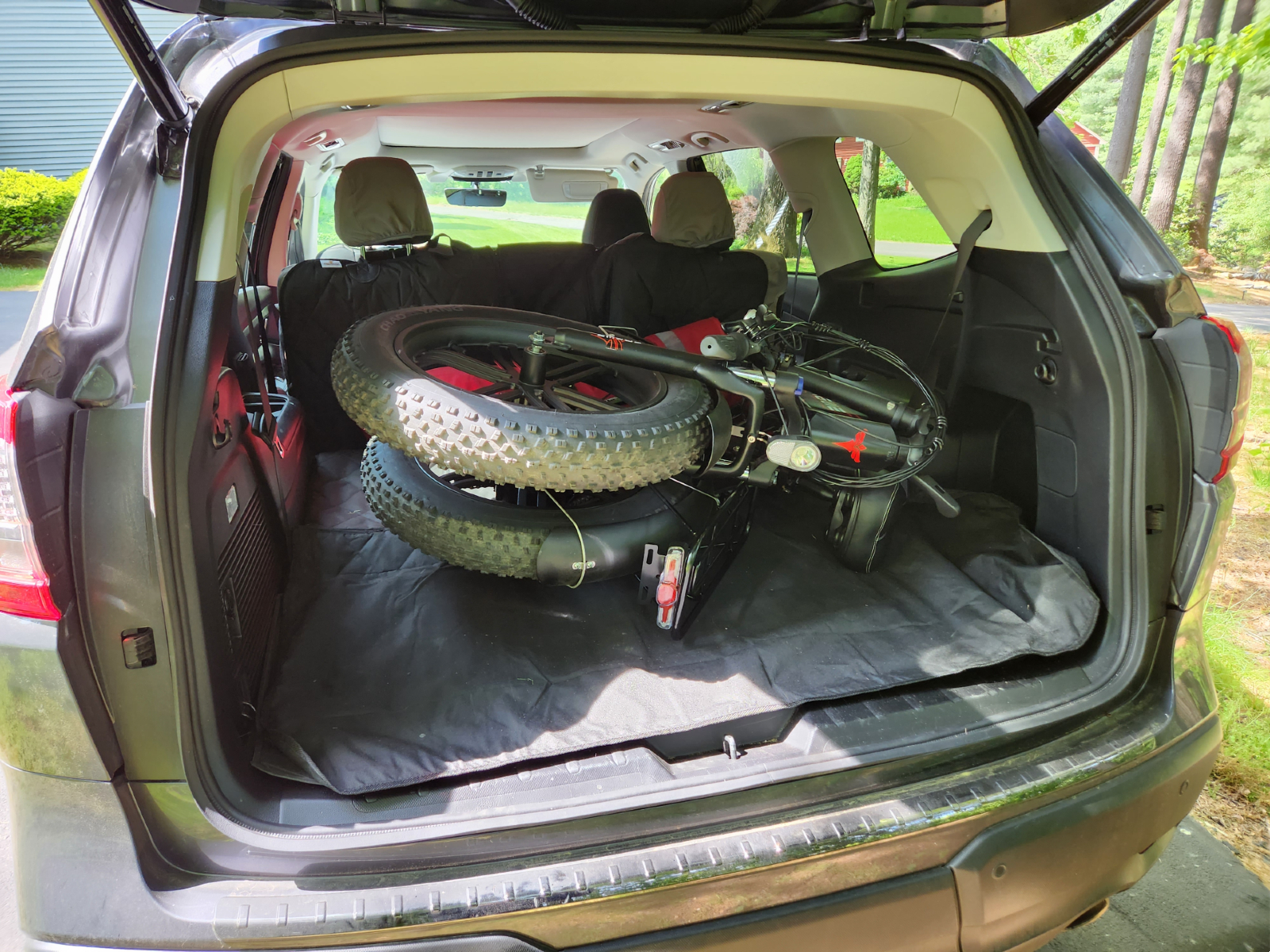 ENGWE EP-2 Pro e-bisiklet, bir SUV'un arkasına katlanmış.