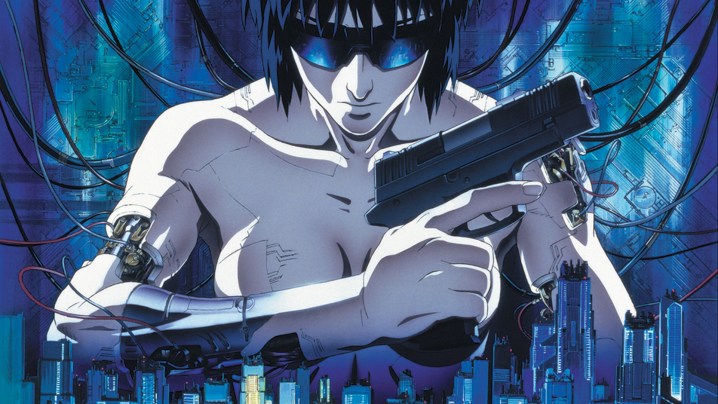 La cibernética Motoko Kusanagi sosteniendo una pistola en el arte clave de Ghost in the Shell.