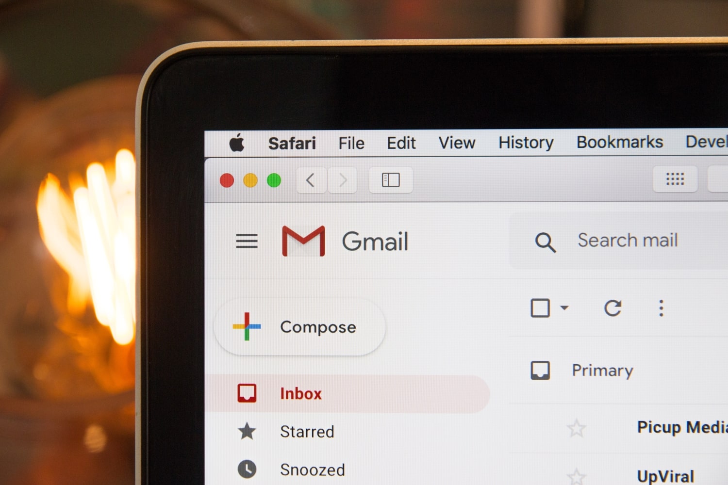 Google की जीमेल ईमेल सेवा में एक इनबॉक्स दिखाते हुए लैपटॉप का ऊपरी-बायाँ कोना।