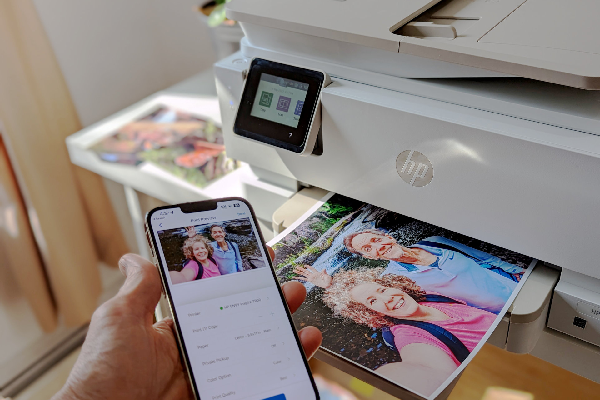 HP Envy Inspire 7955e в действии, печать фотографии на всю страницу с iPhone.