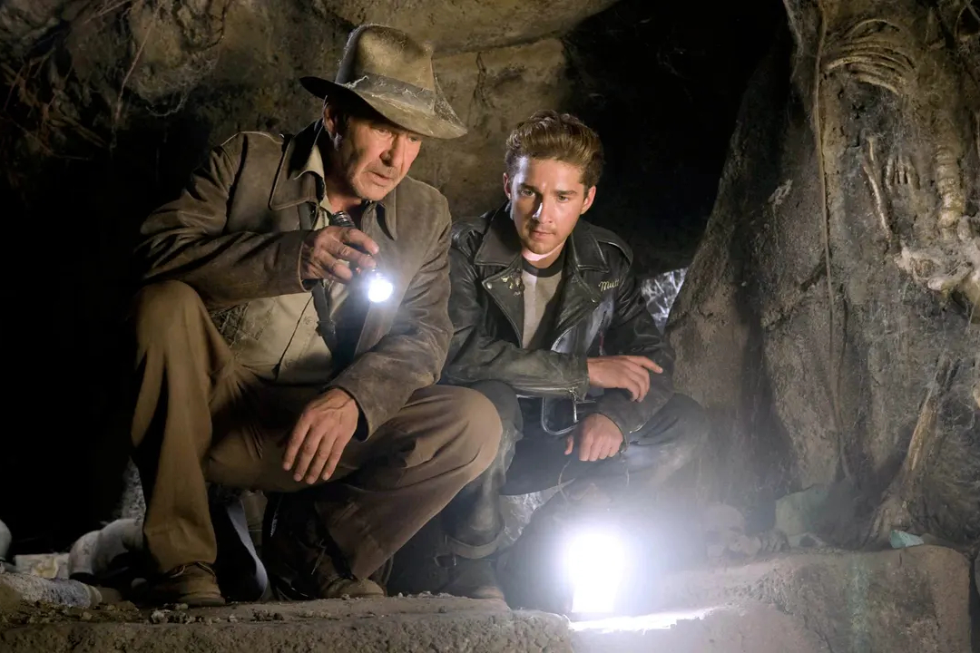 Harrison Ford e Shia LaBeouf seguram lanternas em Indiana Jones e o Reino da Caveira de Cristal.