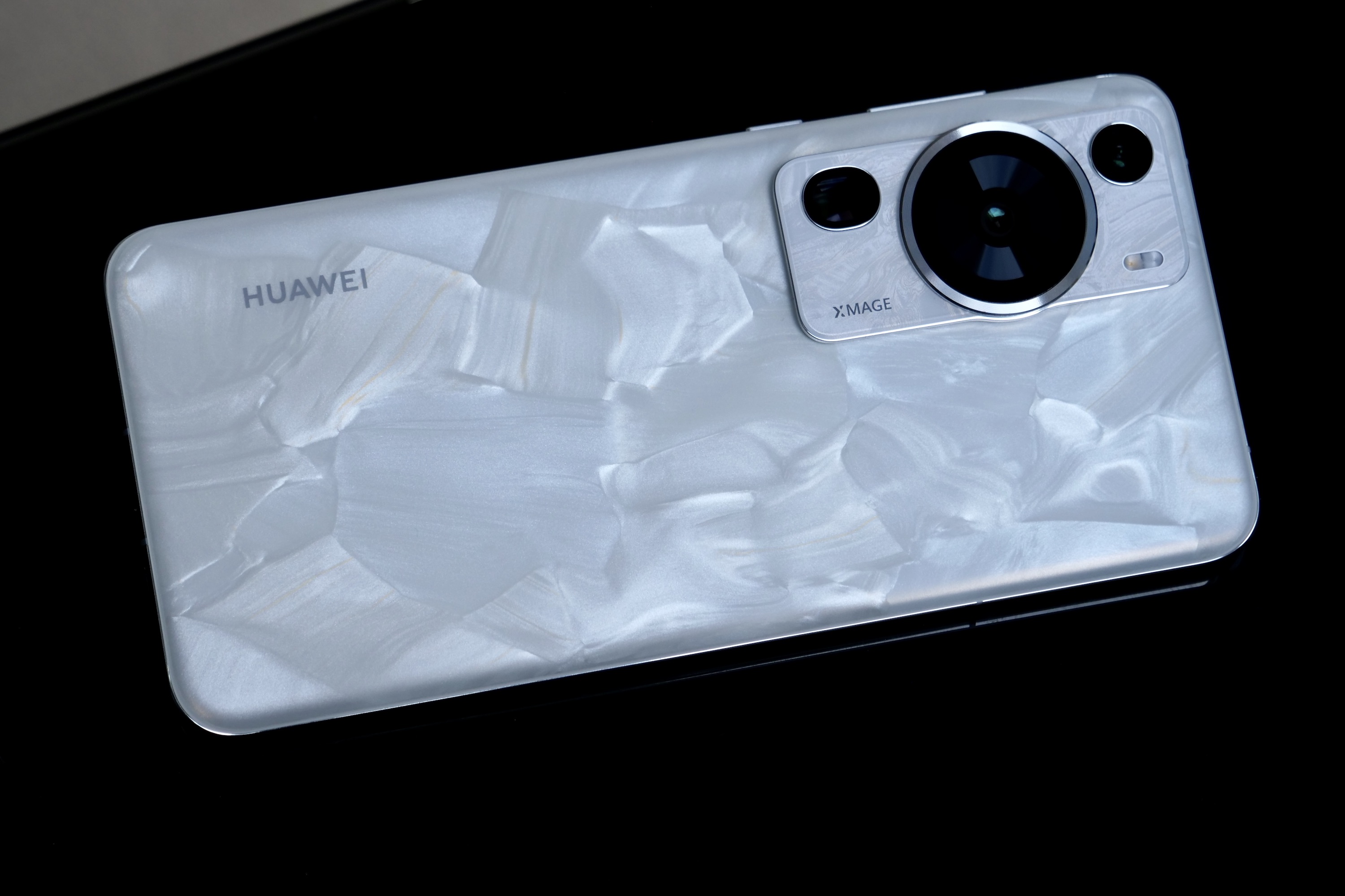 A parte traseira do Huawei P60 Pro em seu acabamento Rococo Pearl.