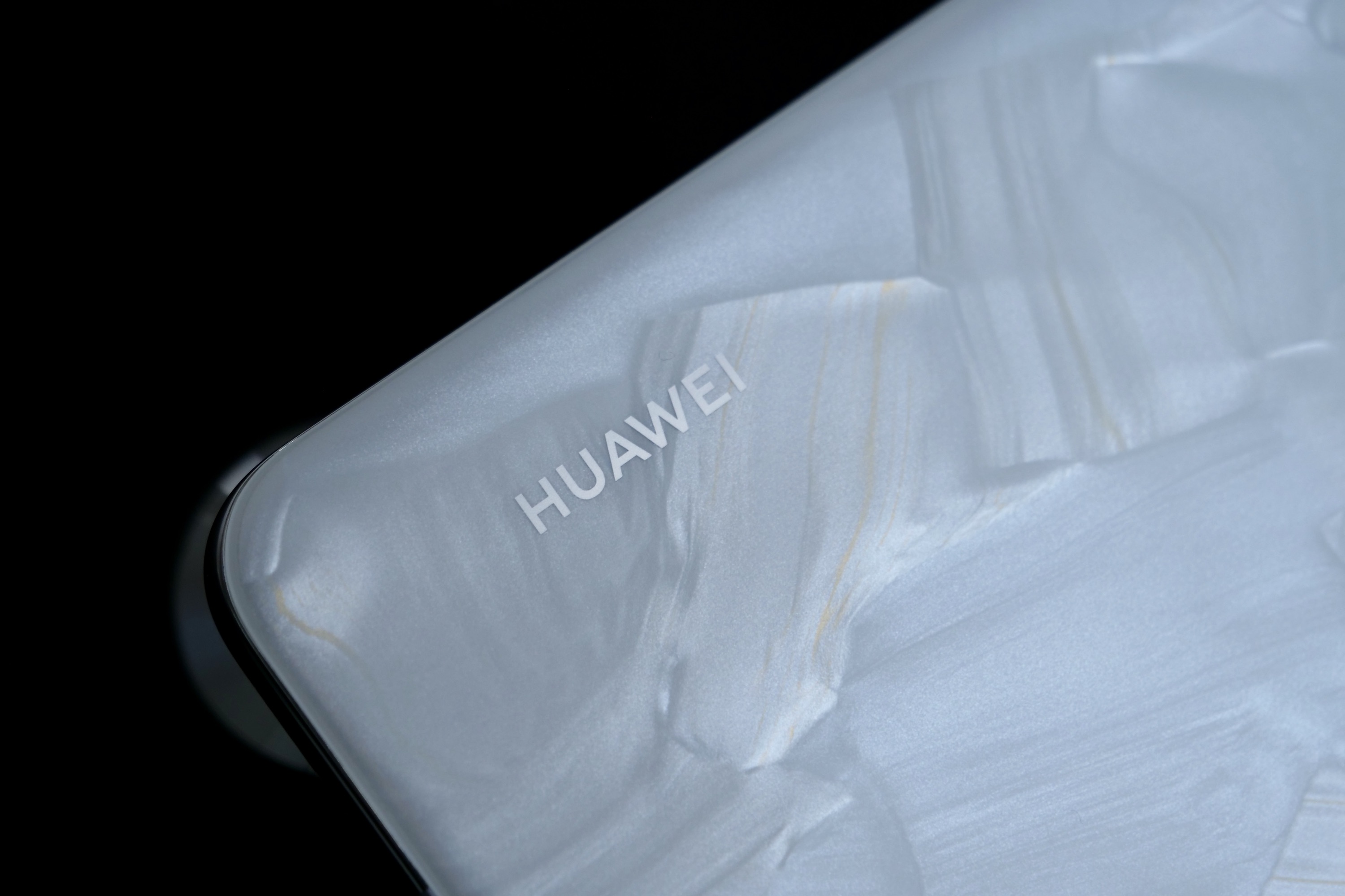O logotipo da Huawei na parte de trás do P60 Pro.
