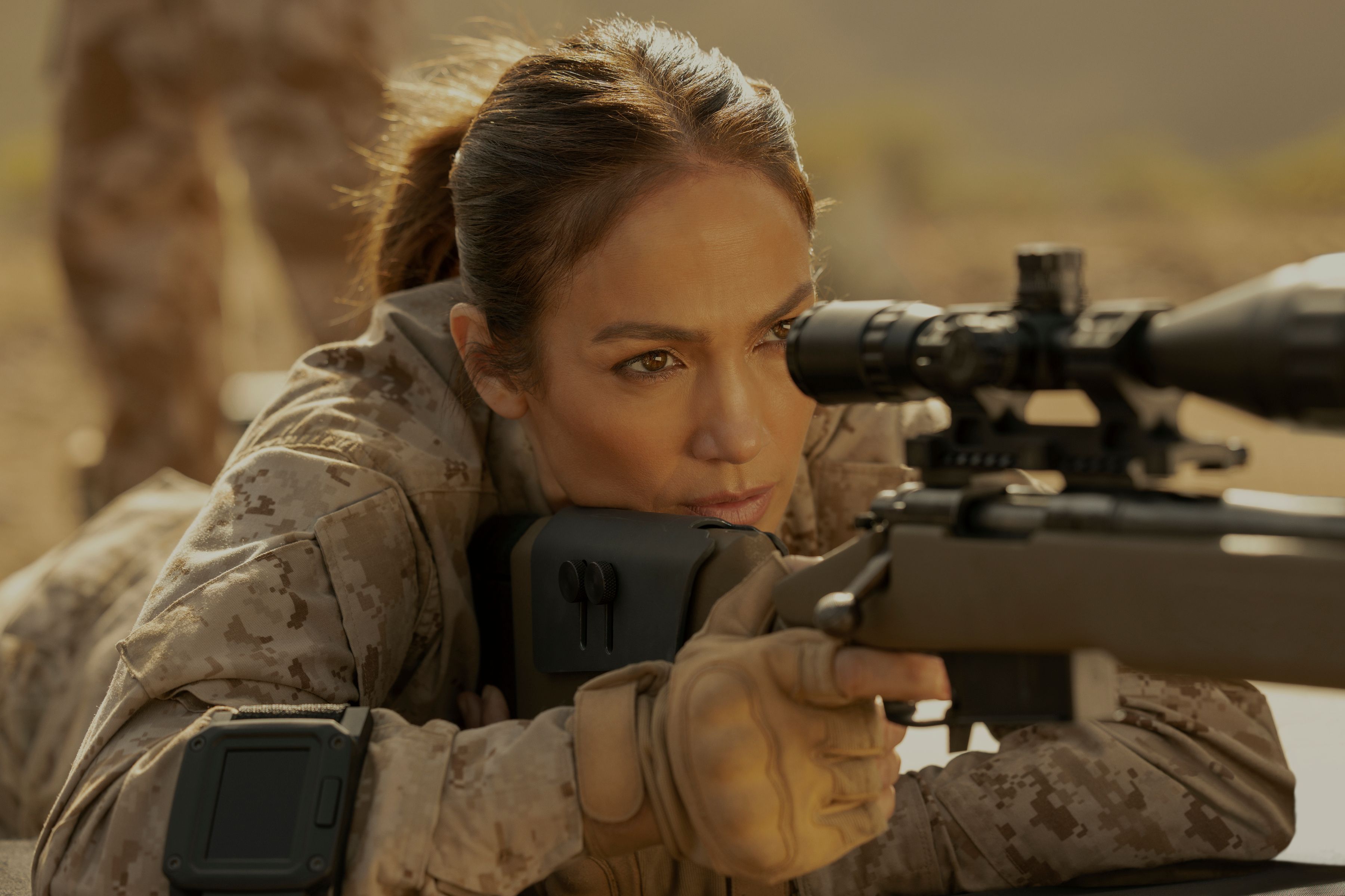 Jennifer Lopez olha através de uma mira de atirador em The Mother.