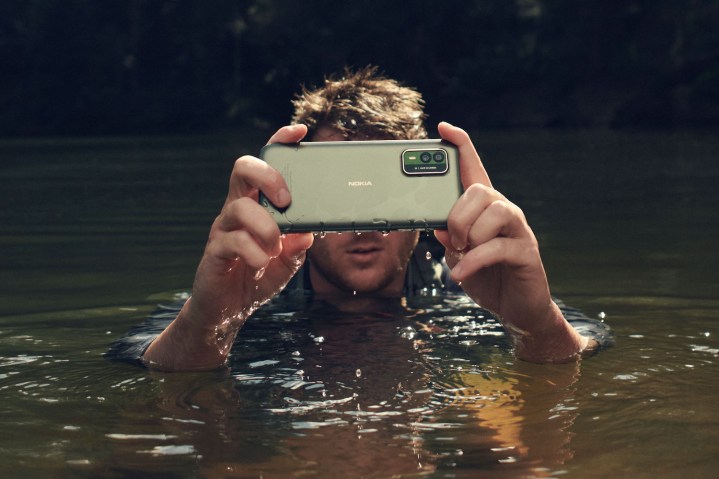 Uma pessoa segurando o Nokia XR21 enquanto está na água.