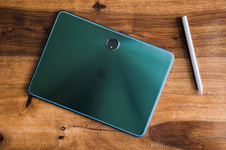 OnePlus Pad com caneta Stylo oficial em uma mesa de madeira.