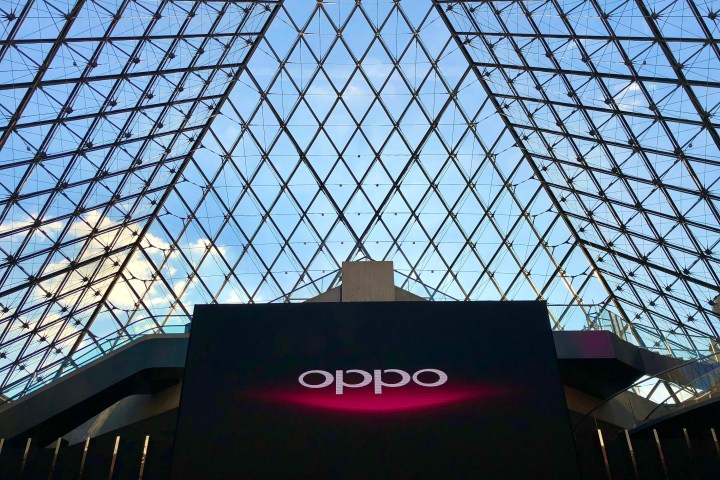 Uma foto tirada no lançamento do telefone Oppo Find X no Museu do Louvre, em Paris, em 2018.