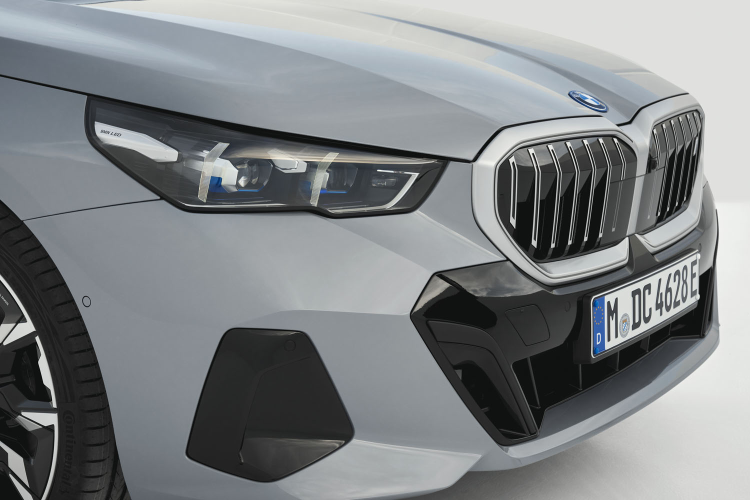 The fender and grill of a 2024 BMW i5.