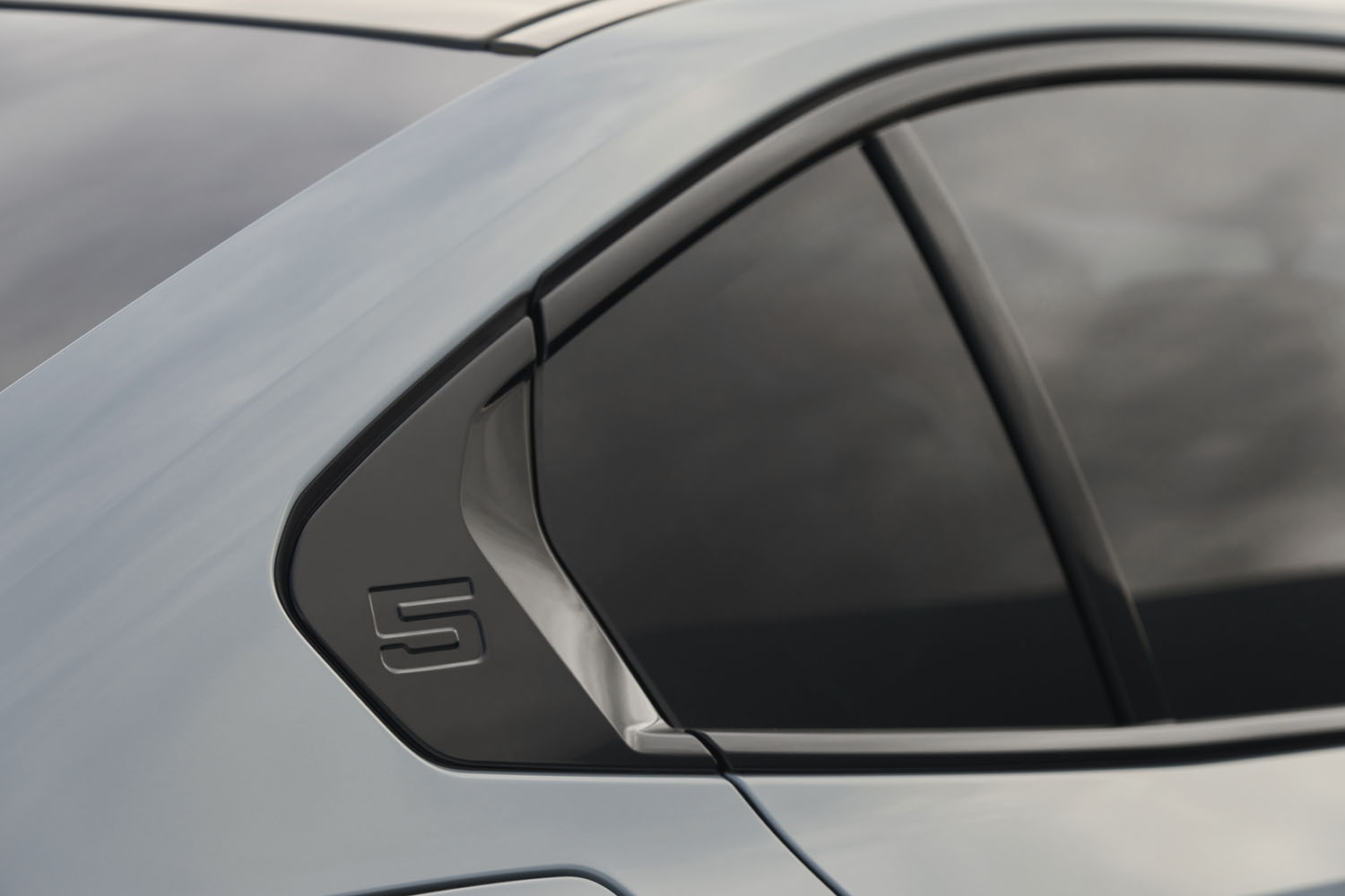 Rear window details on a 2024 BMW i5.