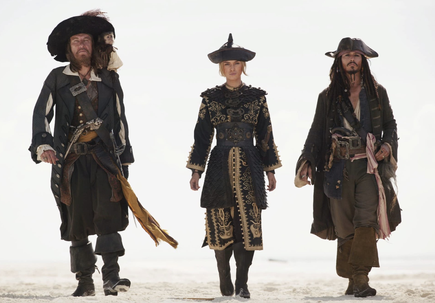 Três piratas caminham juntos em uníssono em No Fim do Mundo.
