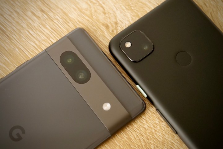 The Pixel 7a and Pixel 4a's camera modules.