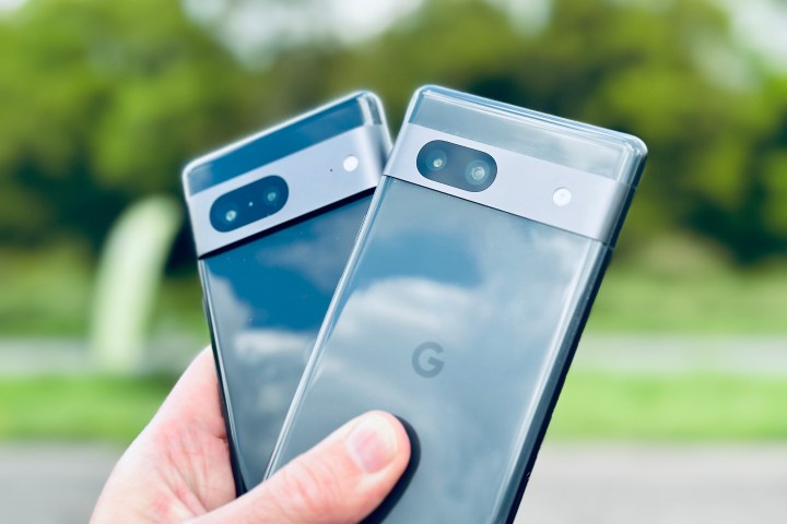 Google Pixel 7 e Pixel 7a tenuti in mano da una persona.