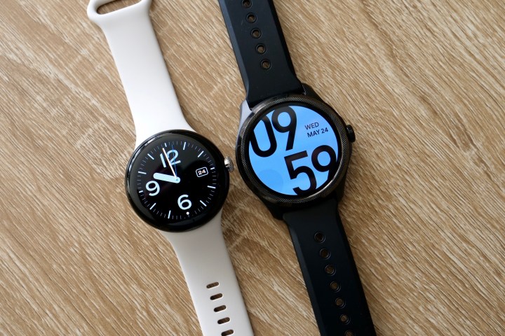Pixel Watch و TicWatch Pro 5 در کنار یکدیگر.