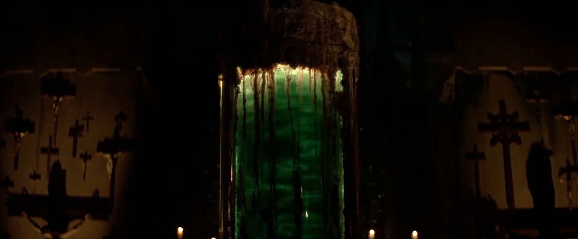 Uma vasilha gigante contendo um líquido verde em "Prince of Darkness".