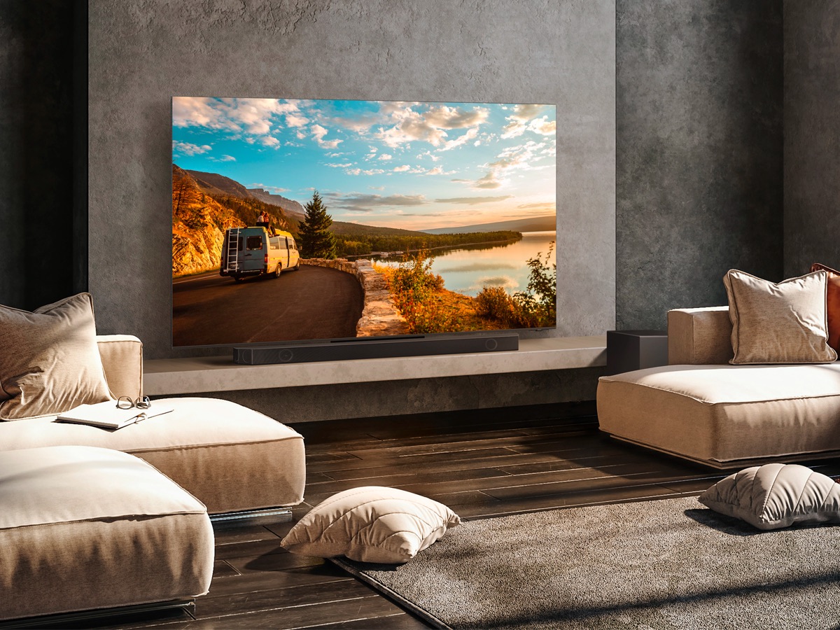O sistema de som surround Samsung Q-Series de 11.1.4 canais instalado em uma luxuosa sala de estar.