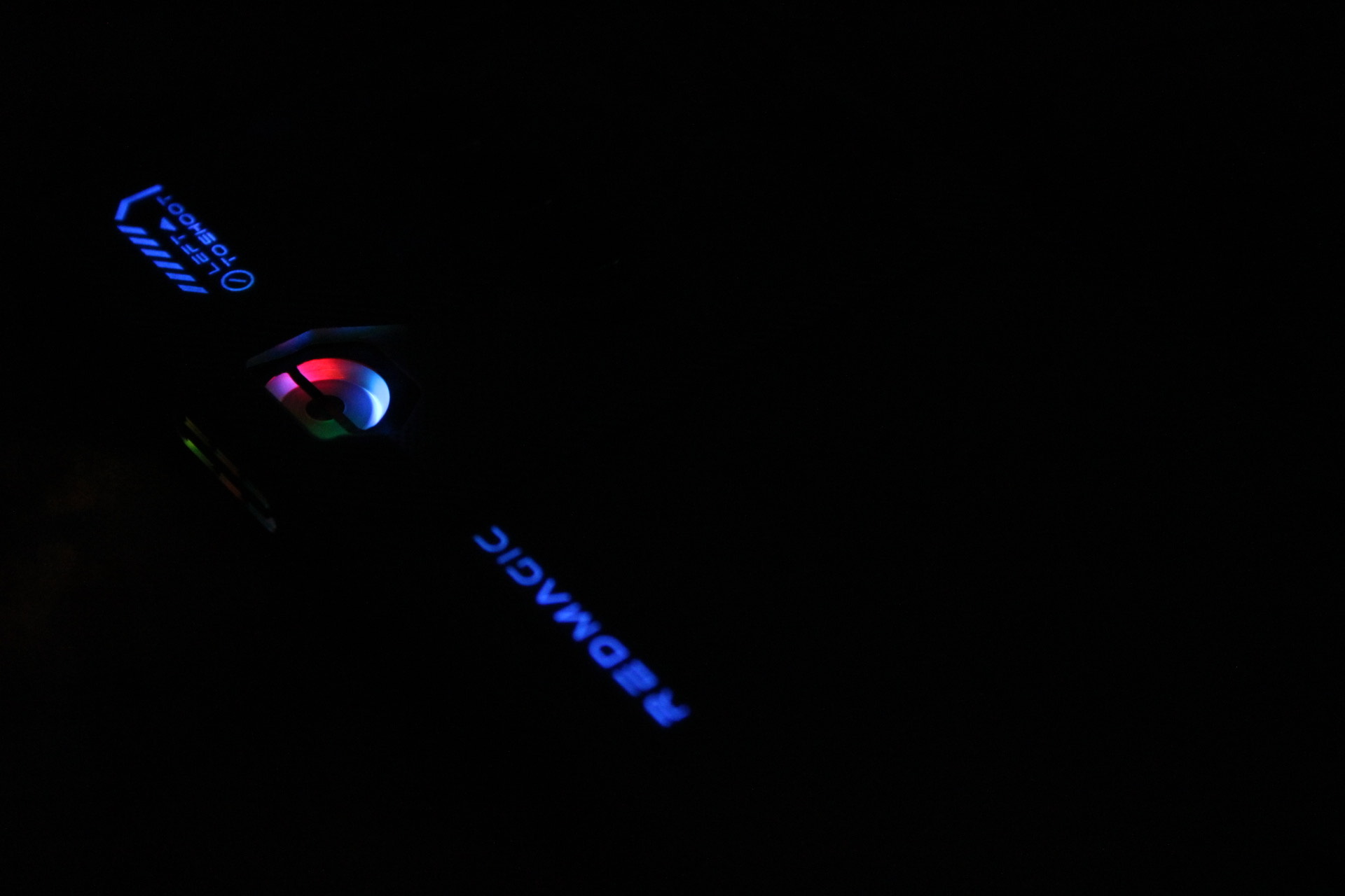 Ventilador RedMagic 8 Pro brilhando no escuro.