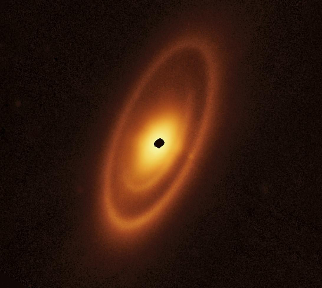 Esta imagem do disco de detritos empoeirados em torno da jovem estrela Fomalhaut é do Instrumento de infravermelho médio (MIRI) de Webb.  Ele revela três cinturões aninhados que se estendem a 14 bilhões de milhas (23 bilhões de quilômetros) da estrela.  As faixas internas – que nunca haviam sido vistas antes – foram reveladas por Webb pela primeira vez.