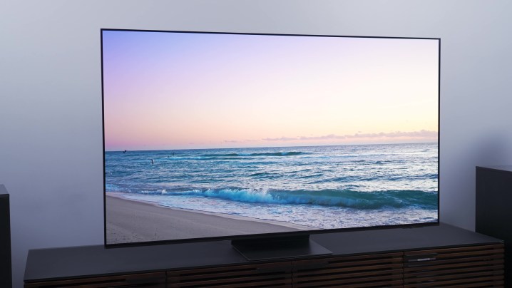 三星 S95C OLED 电视上的海滩场景。