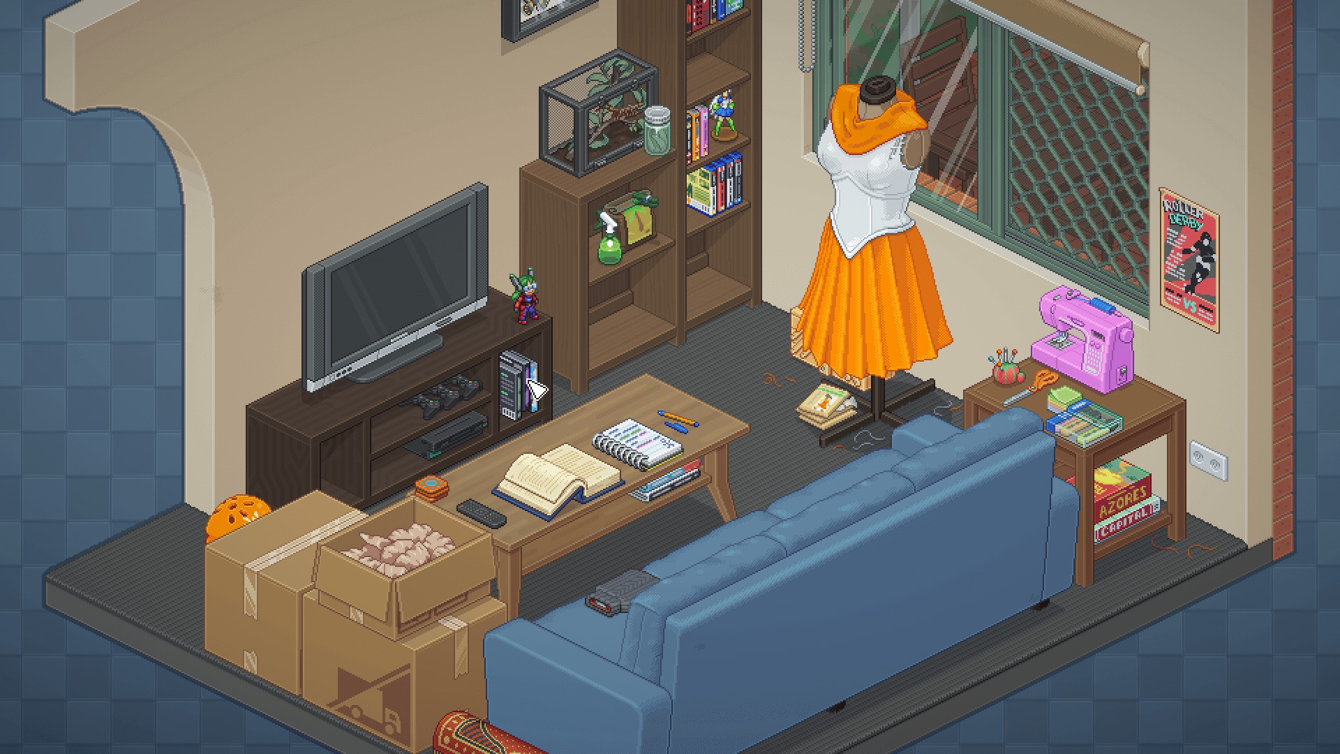 Uma pequena sala de estar com um sofá azul, uma tv e uma máquina de costura rosa.  Um cosplay de Sailor Moon está na janela.