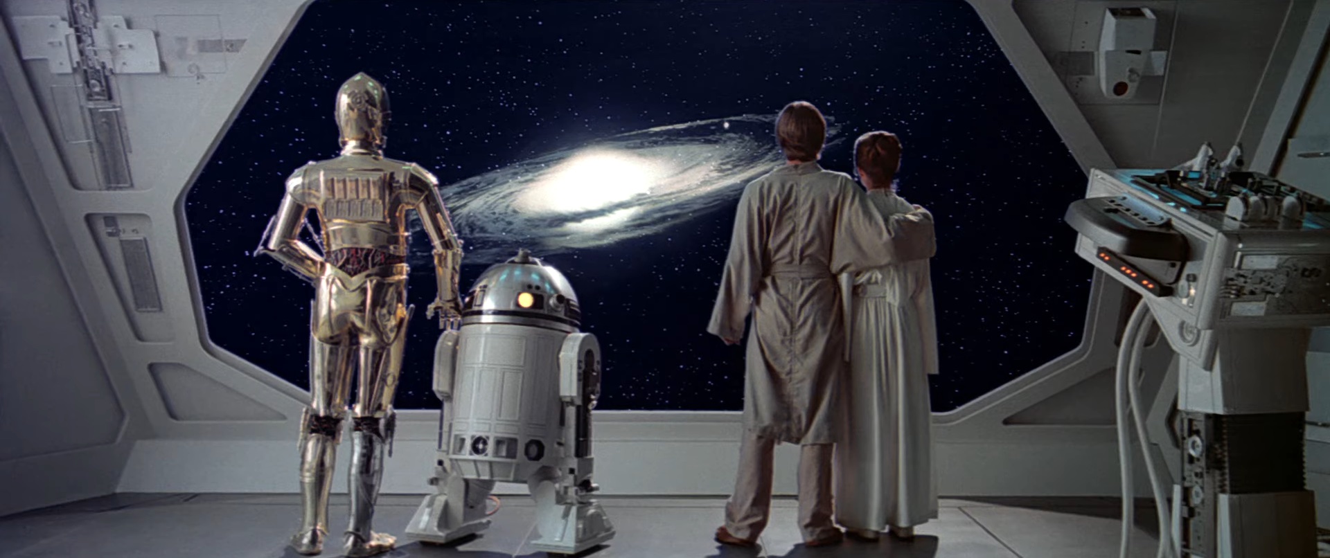 C-3PO, R2-D2, Luke e Leia olhando para o espaço em "Star Wars: O Império Contra-Ataca".