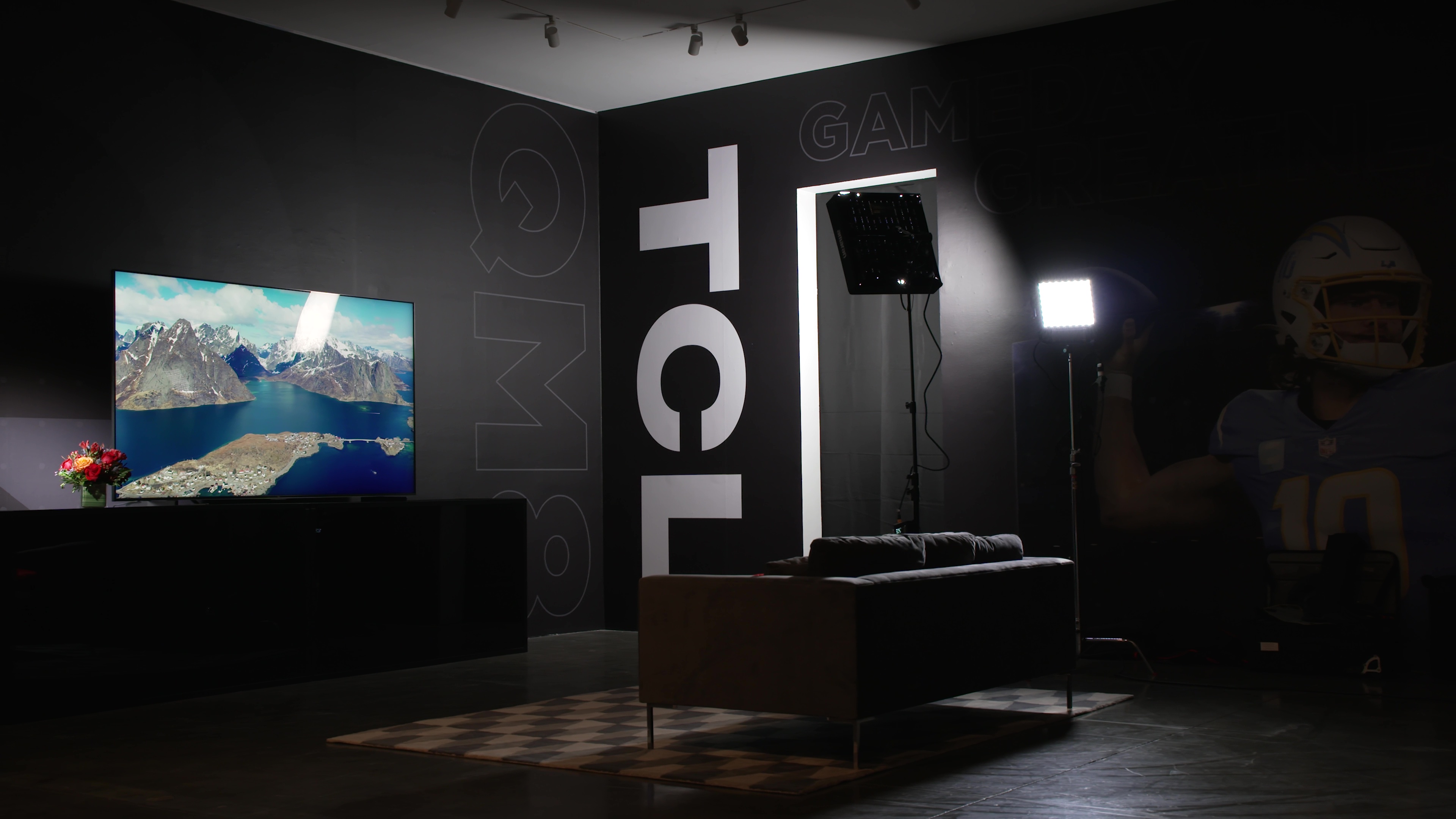 A TCL QM8 Mini-LED TV em uma sala de estúdio TCL. 
