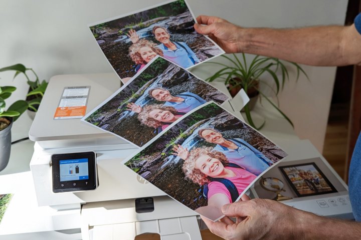HP Envy Inspire 7955e печатает четкие фотографии на различных типах бумаги.