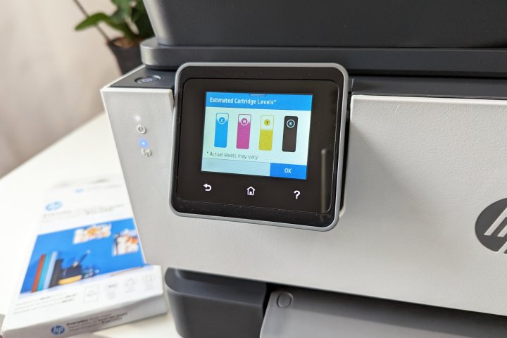 A HP OfficeJet Pro 9015e possui cartuchos de tinta de longa duração.