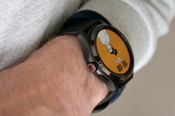 Il Mobvoi TicWatch Pro 5 al polso di una persona.