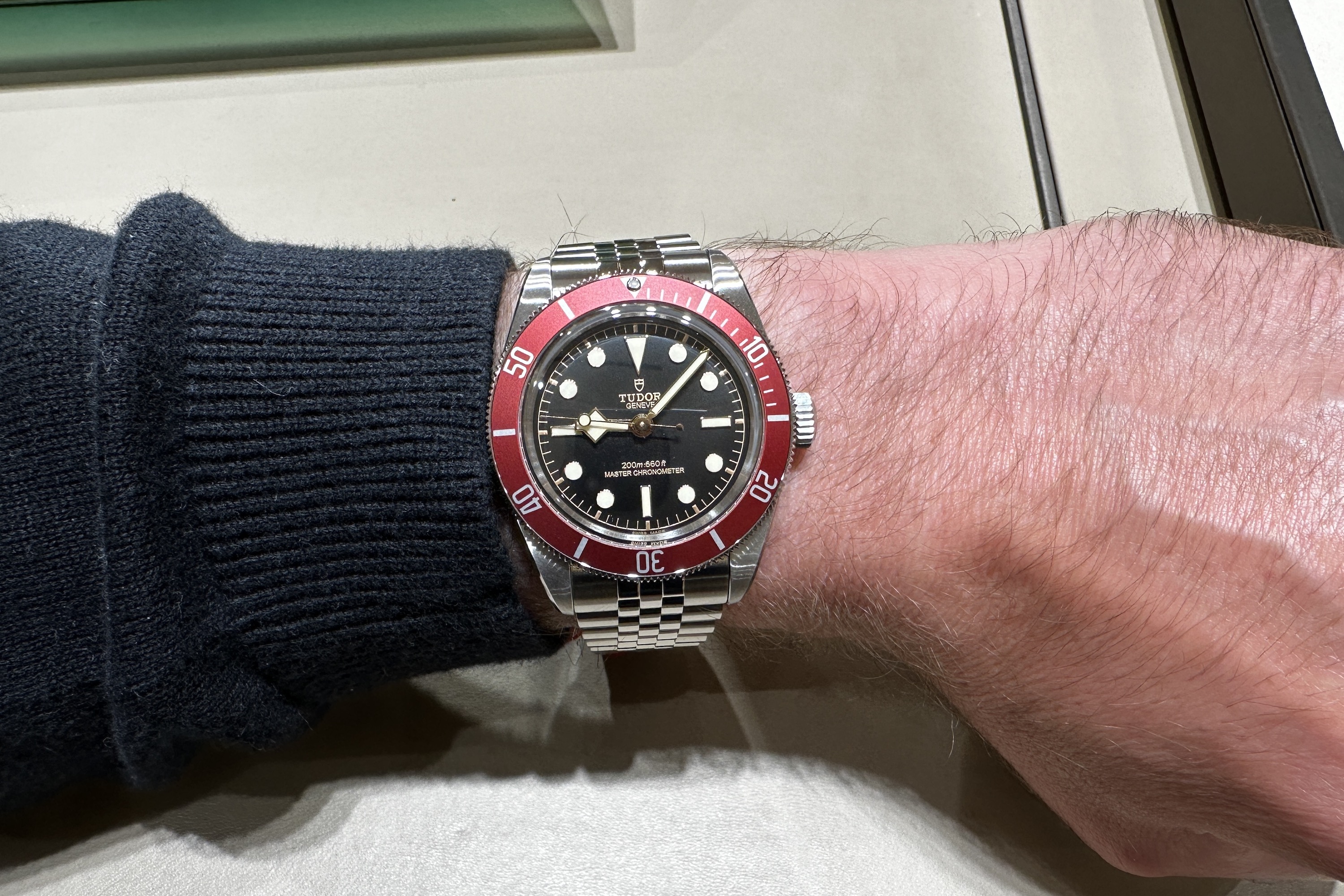 Um Tudor Black Bay 41mm no pulso de uma pessoa.