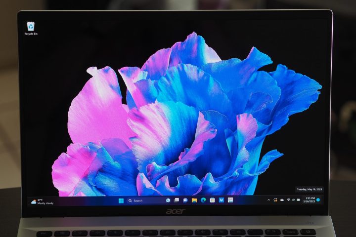 Acer Swift Go 14 vista frontale che mostra il display.