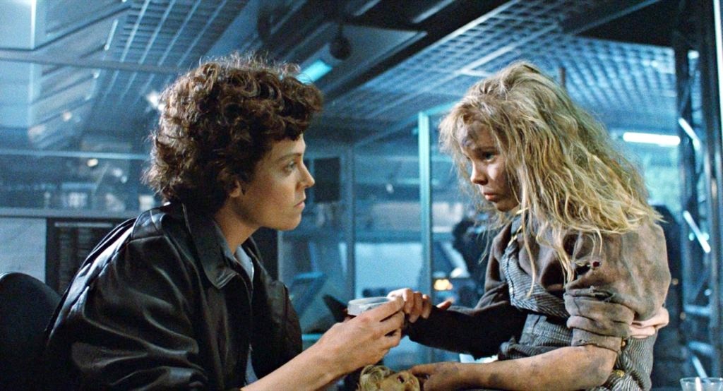 Ripley cuida dos ferimentos de Newt em Aliens.