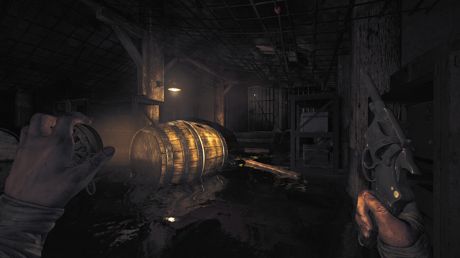 Um personagem aponta uma lanterna para um barril em Amnesia: The Bunker.