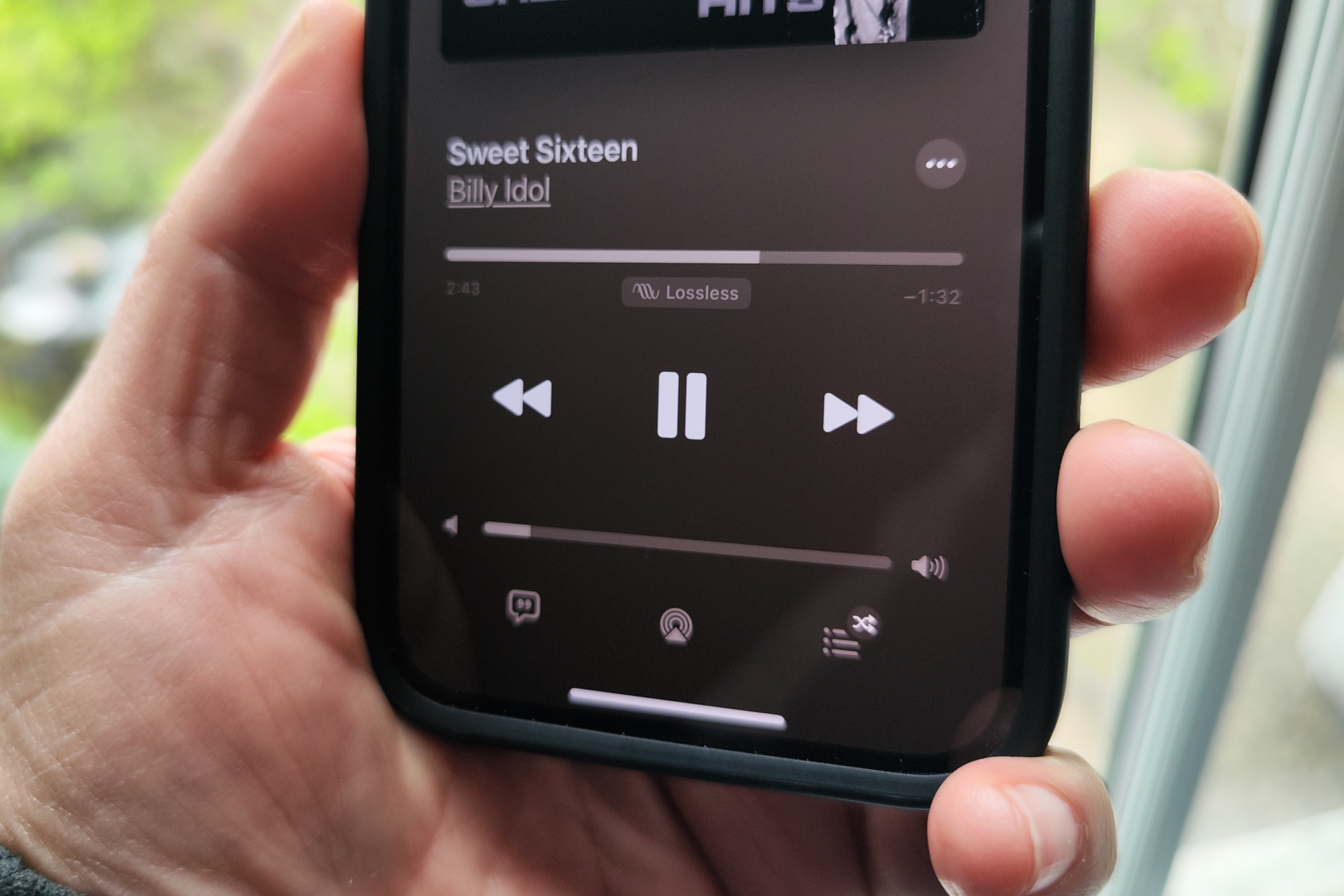 Apple Music em um iPhone 14 reproduzindo uma versão em áudio sem perdas de Sweet Sixteen de Billy Idol.