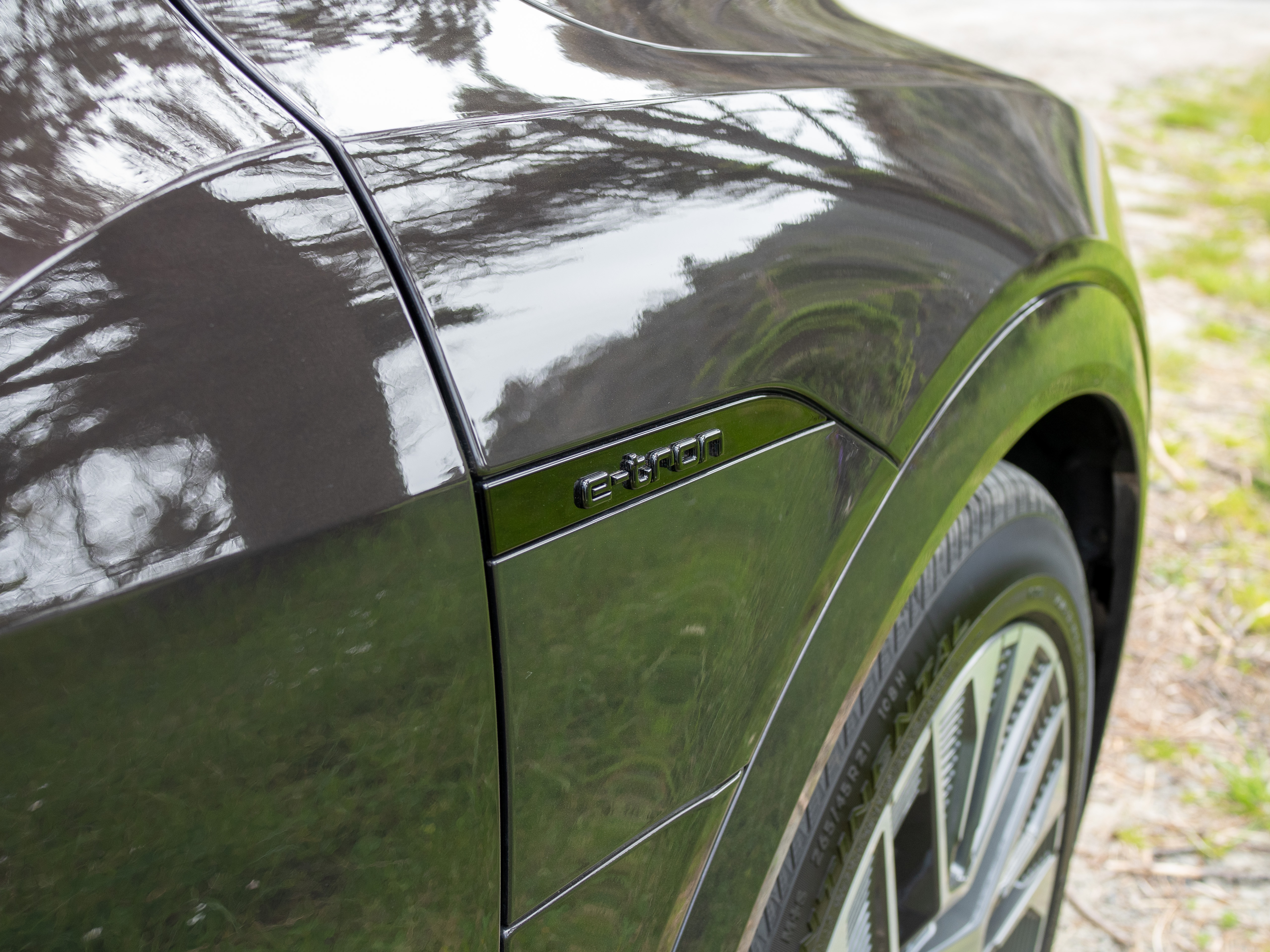 Audi Q8 e-tron na cor marrom escuro.