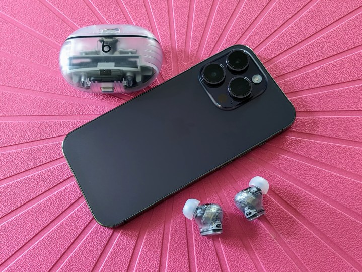 Deep Purple iPhone 14 Pro com Beats Studio Buds+ em Transparente