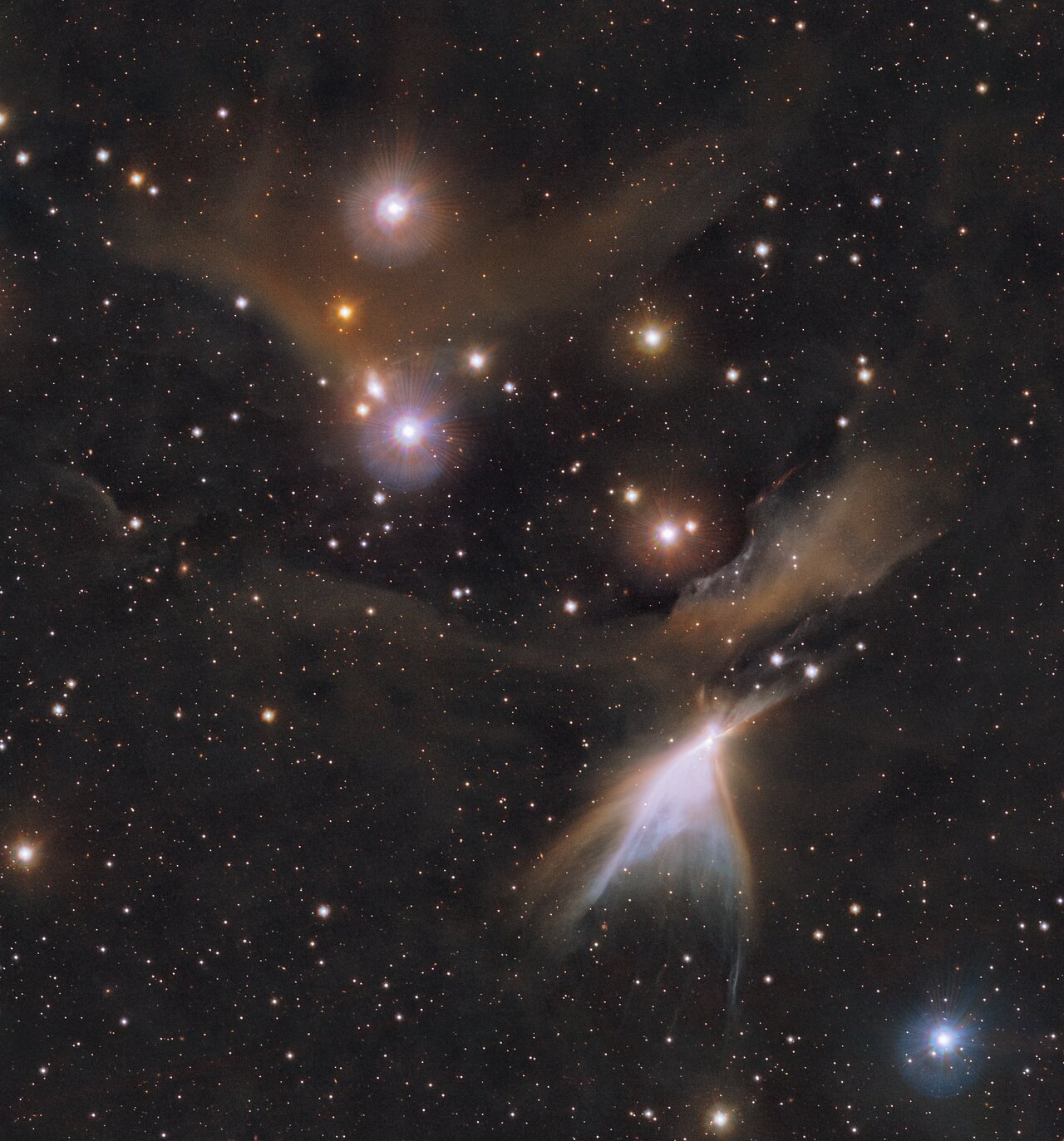 Esta imagem mostra o objeto HH 909 A na constelação de Chamaeleon.  Novas estrelas nascem nas nuvens coloridas de gás e poeira vistas aqui.  As observações infravermelhas subjacentes a esta imagem revelam novos detalhes nas regiões de formação de estrelas que geralmente são obscurecidas pelas nuvens de poeira.  A imagem foi produzida com dados coletados pelo instrumento VIRCAM, que está acoplado ao telescópio VISTA no Observatório do Paranal do ESO no Chile.  As observações foram feitas como parte da pesquisa VISIONS, que permitirá aos astrônomos entender melhor como as estrelas se formam nessas regiões envoltas em poeira.