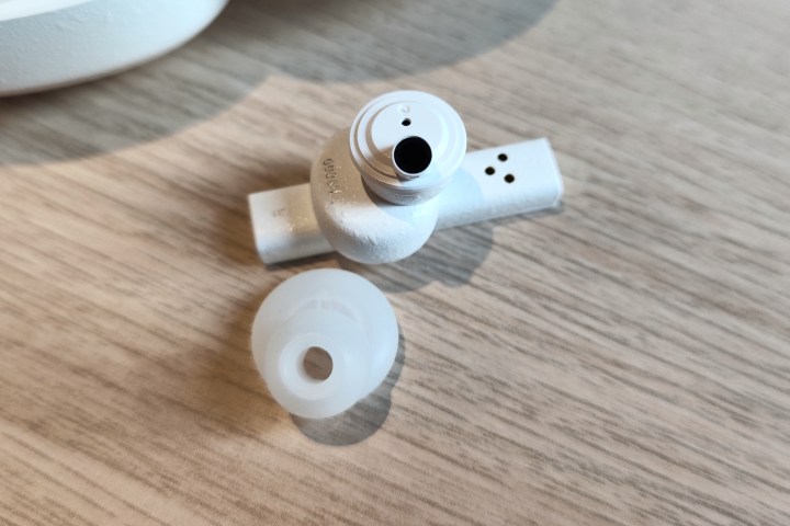 Final Audio ZE8000 earbud with eartip removed.