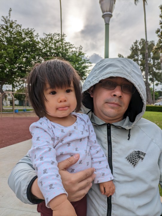 Foto di papà e figlia piccola scattata con Google Pixel 7a