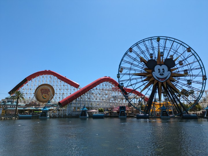 Foto del Pixar Pier al DCA scattata con Google Pixel 7a